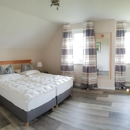 Appartement Ferienapartment Wiese & Auf Ruegen Neddesitz